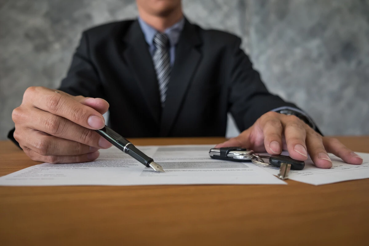 press-media/transportation-ownership-concept-customer-salesman-with-car-key